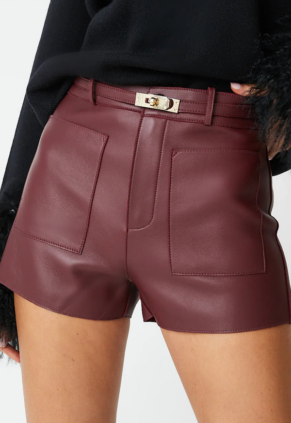 Trendy burgundy leather shorts for woman. 