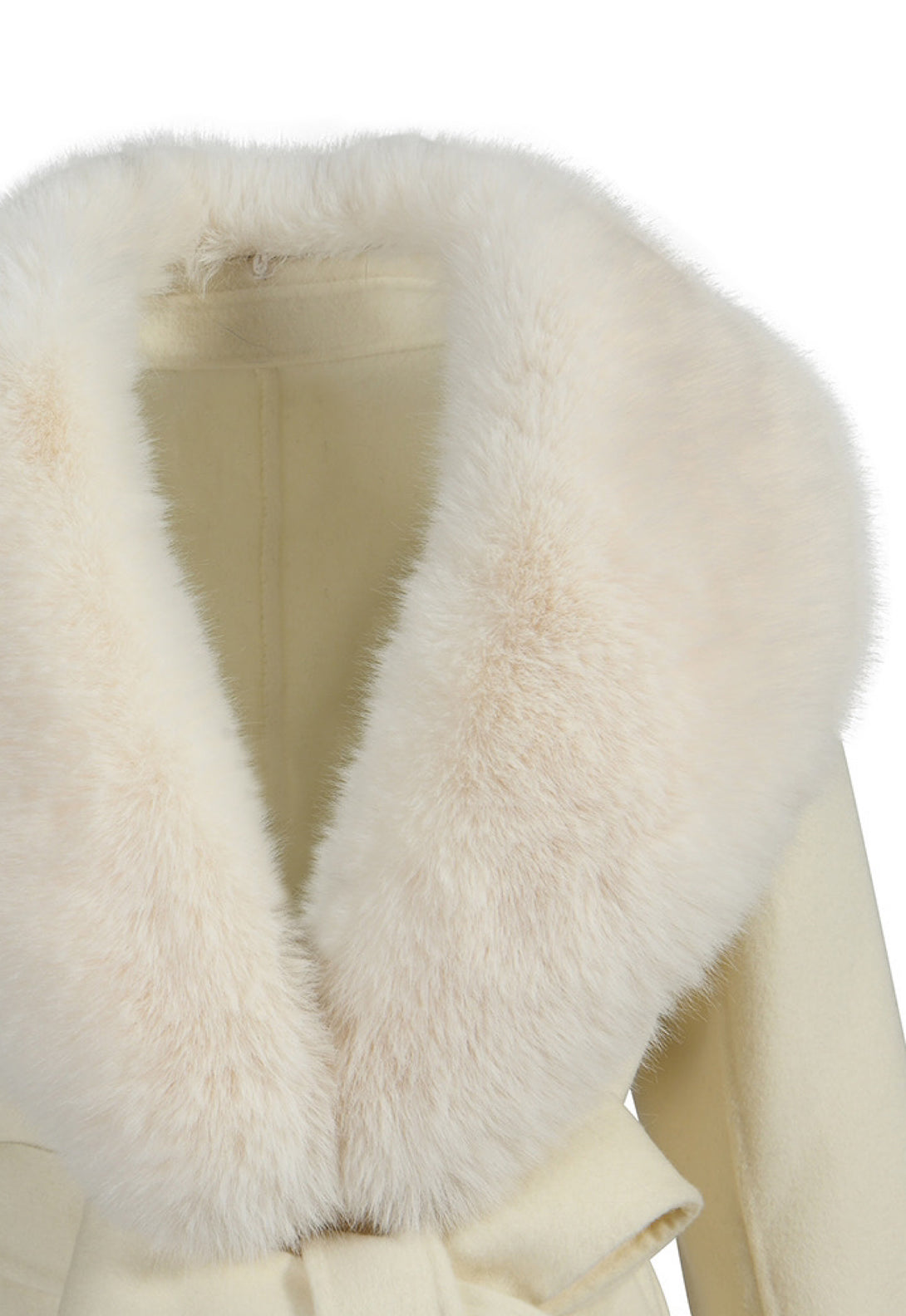 Detail of a white faux fur collar from our luxurious cashmere coat for women. 