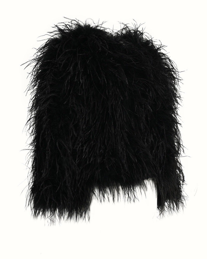 Black feather coat for woman ideal for formal occasions. 