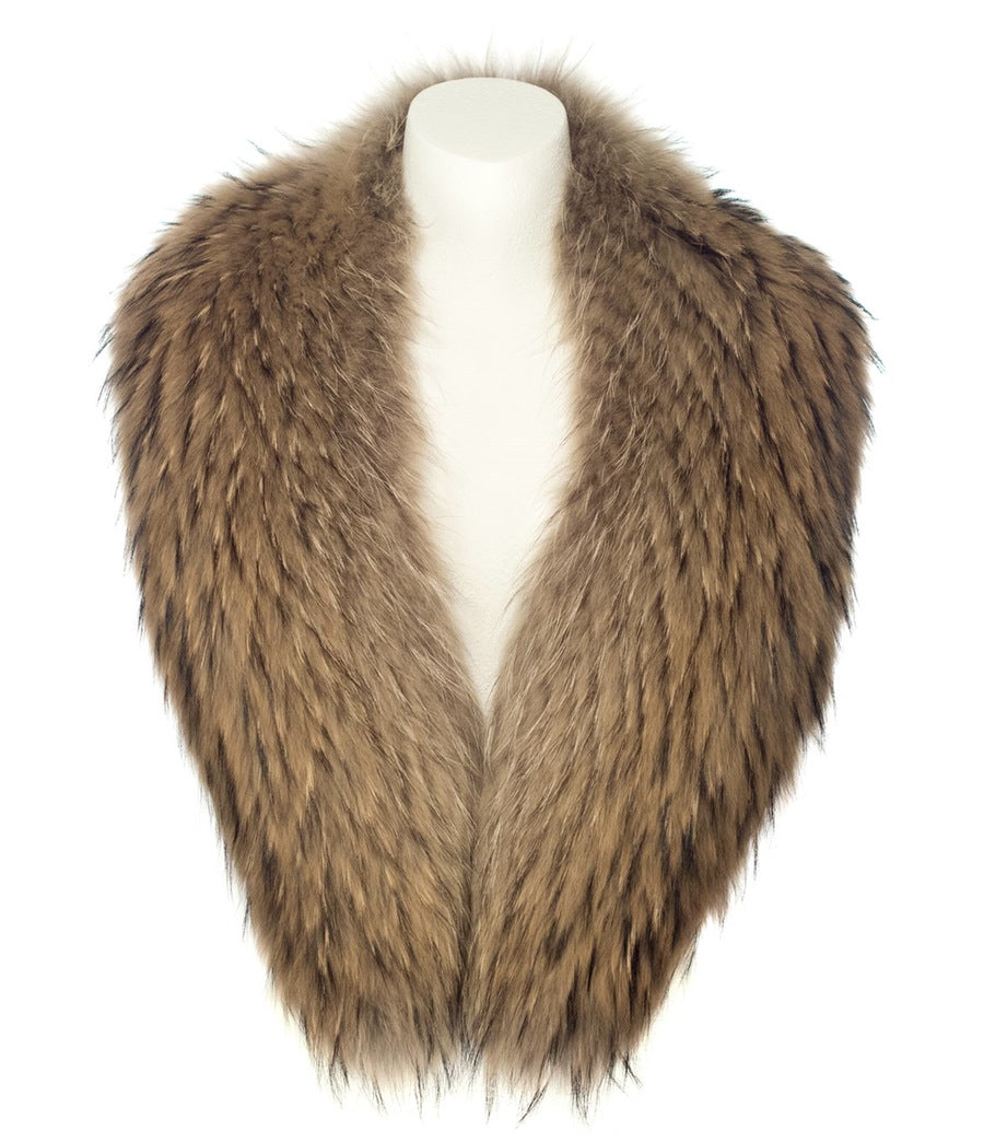 A raccoon fur collar. 